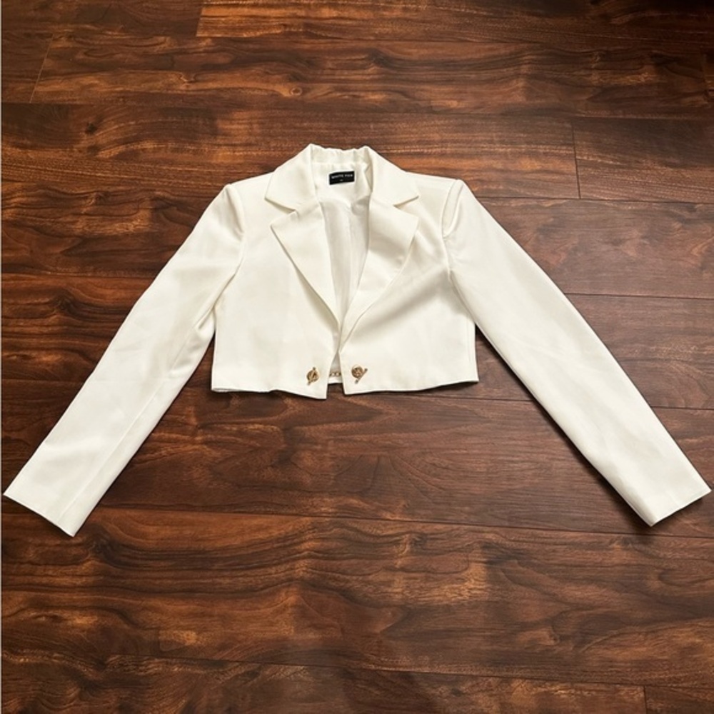 White fox - white cropped‎ blazer w/ gold latch - size xs